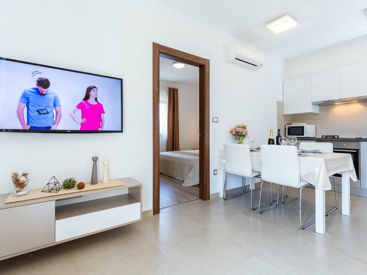 Apartments Gioia Porec Bagian luar foto