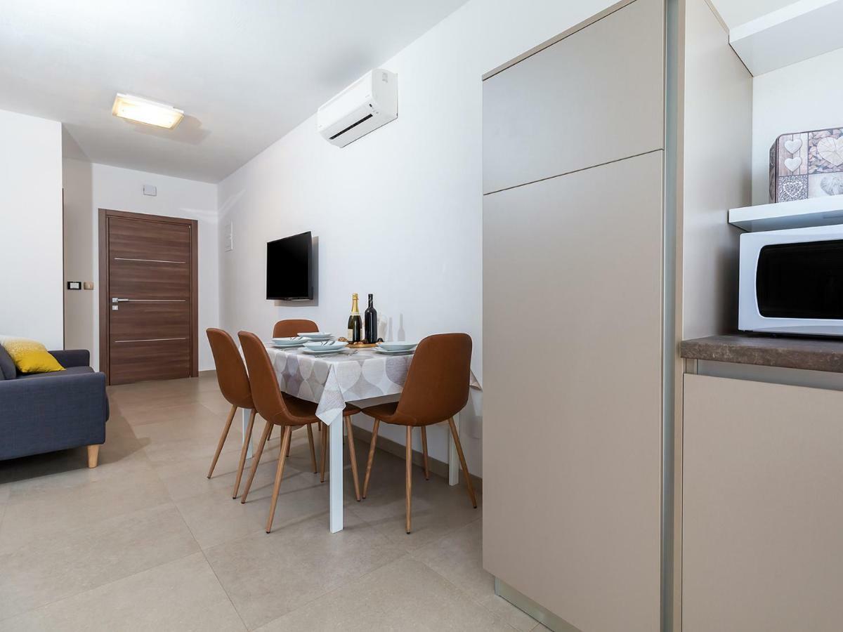 Apartments Gioia Porec Bagian luar foto