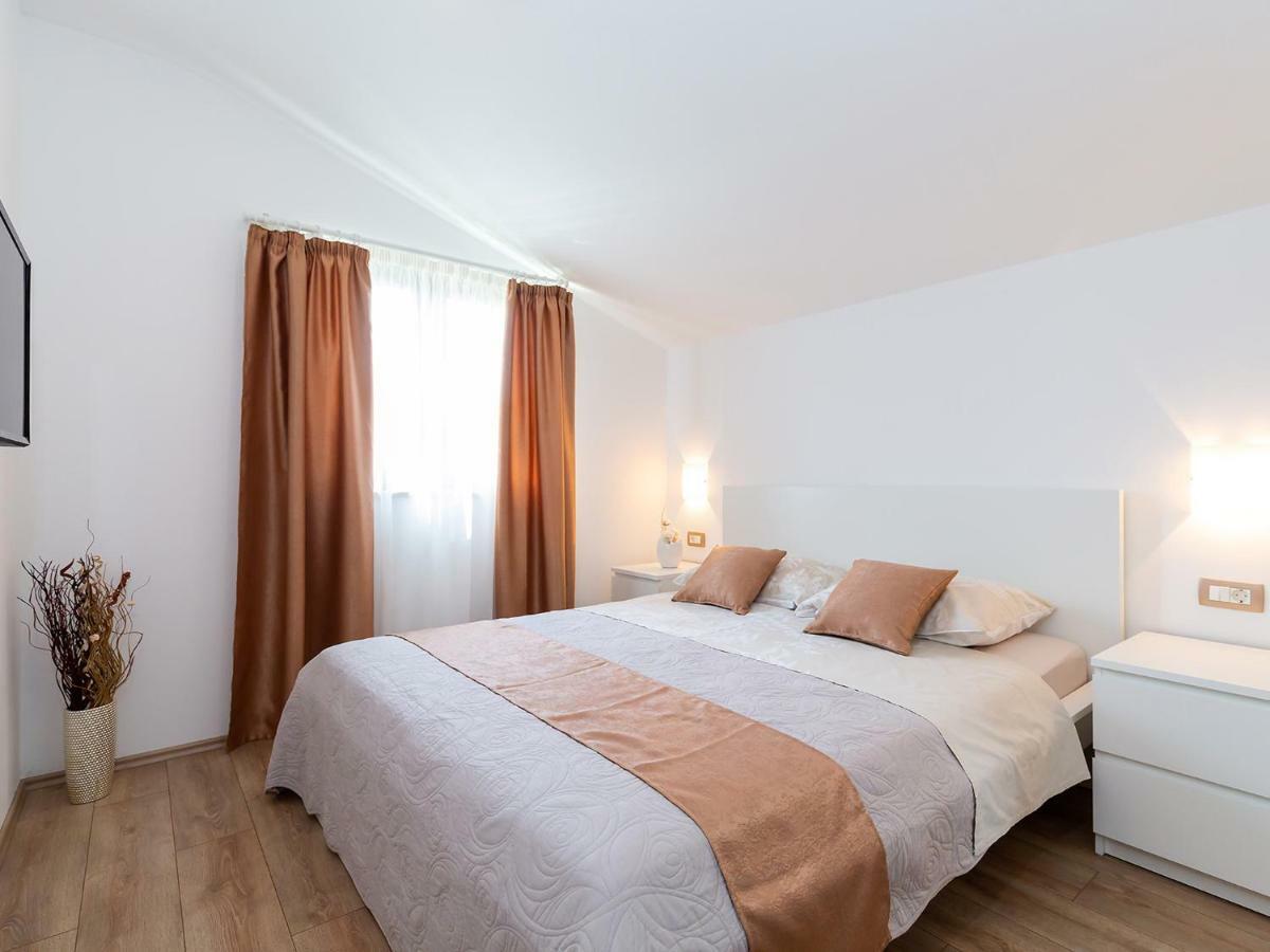 Apartments Gioia Porec Bagian luar foto