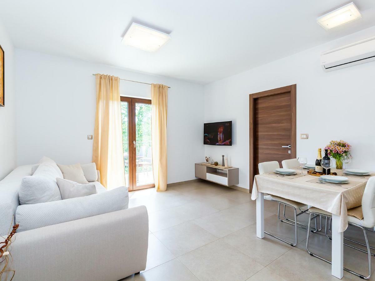 Apartments Gioia Porec Bagian luar foto