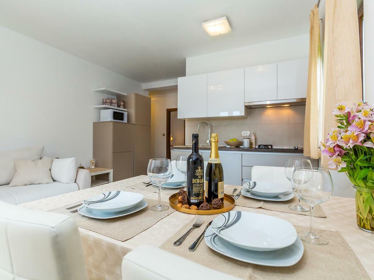 Apartments Gioia Porec Bagian luar foto