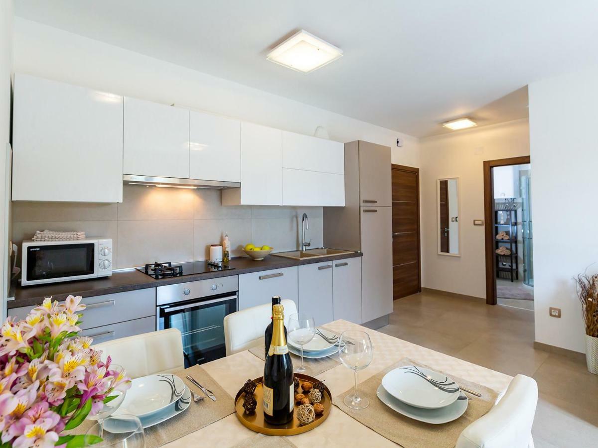 Apartments Gioia Porec Bagian luar foto