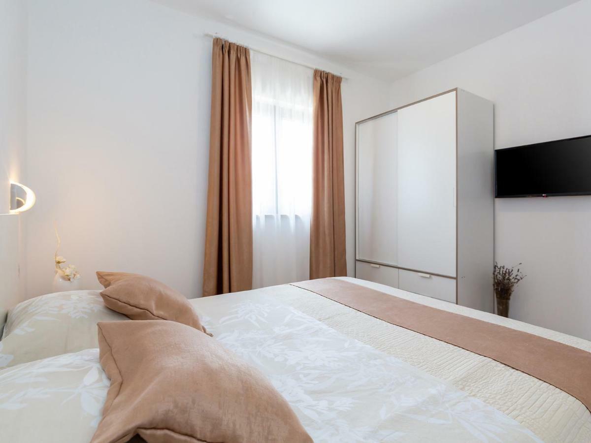 Apartments Gioia Porec Bagian luar foto