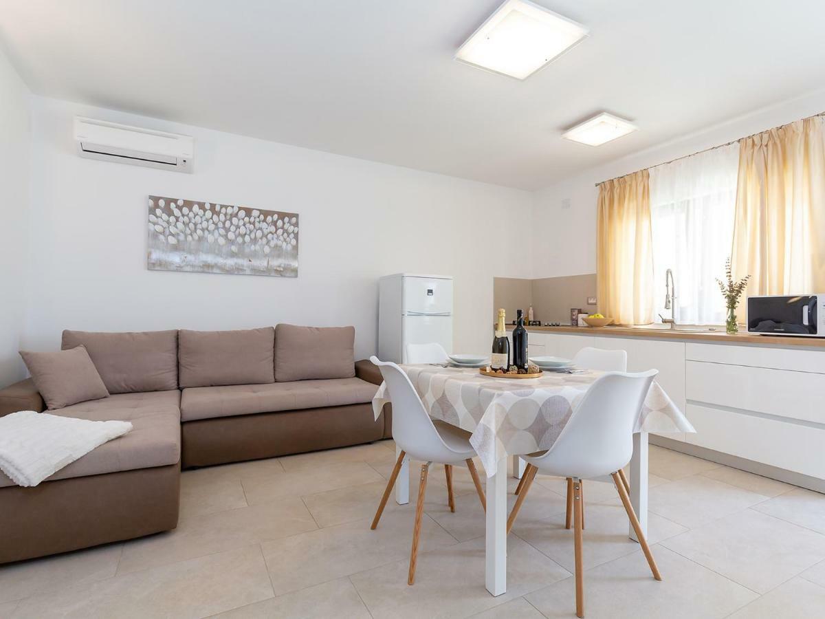 Apartments Gioia Porec Bagian luar foto