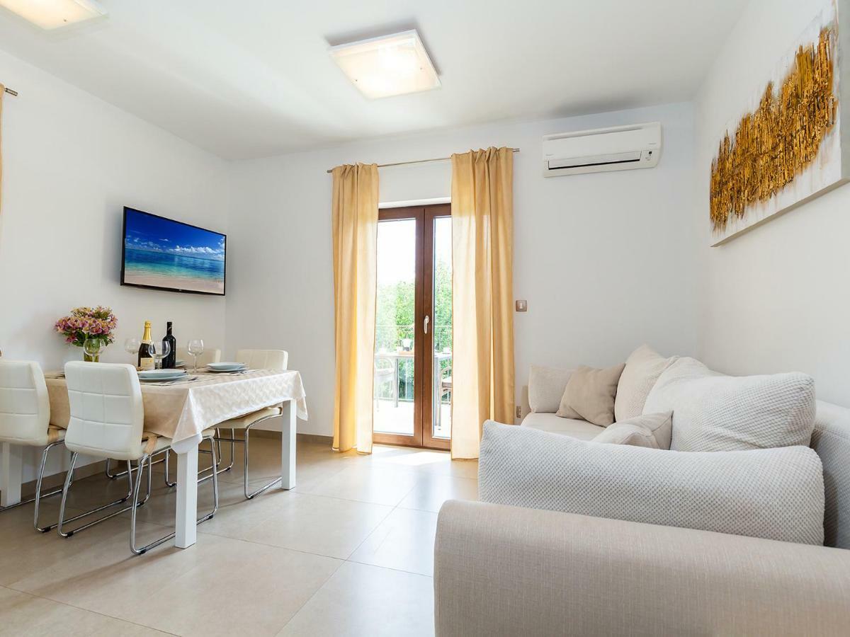 Apartments Gioia Porec Bagian luar foto