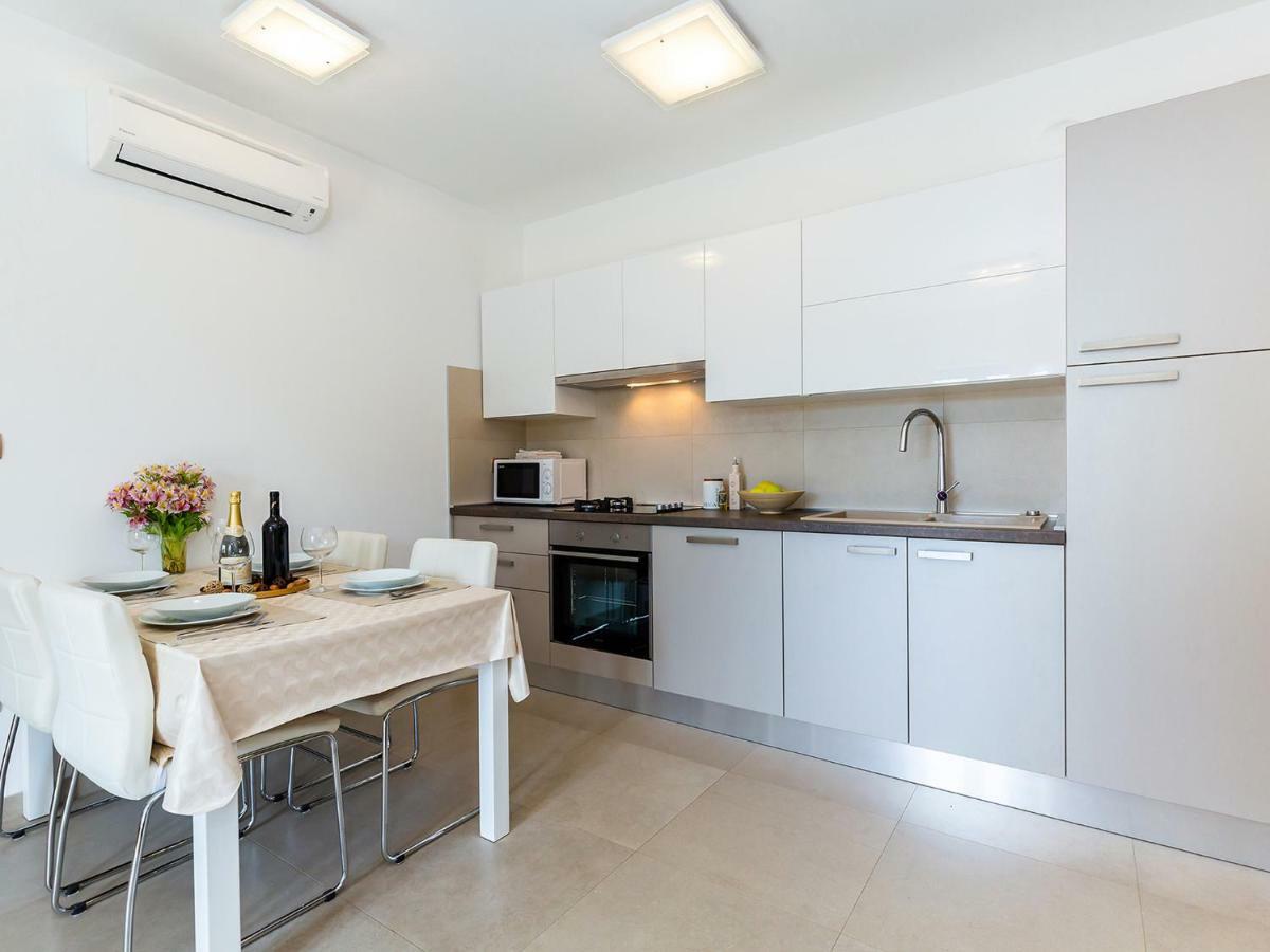 Apartments Gioia Porec Bagian luar foto